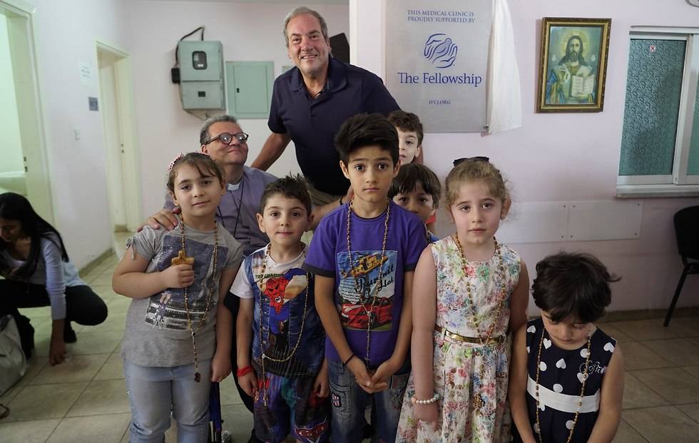 El rabino Eckstein visitando la clínica médica en Amman (Foto: IFCJ)