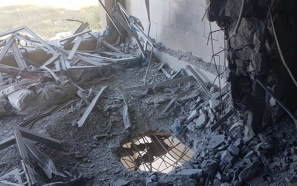 Un oficial de policía inspecciona el daño a un sitio de construcción en la ciudad de Sderot, en el sur de Israel, cerca de la frontera de Gaza tras un lanzamiento de cohete, el 9 de agosto de 2018. (Policía de Israel)