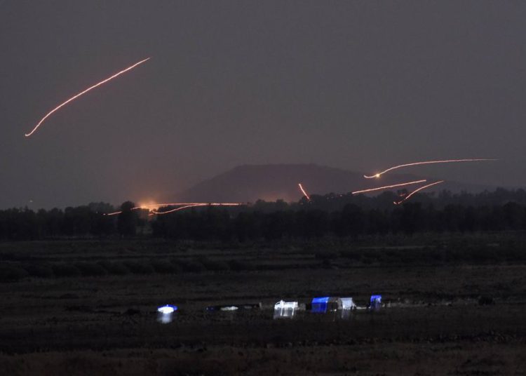 Siria afirma haber derribado un “objetivo hostil” cerca de Damasco