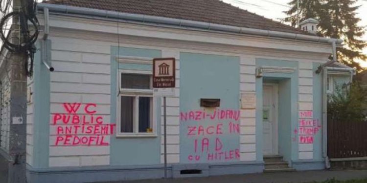 Policía rumana detiene a sospechoso de vandalismo antisemita en el hogar de Elie Wiesel