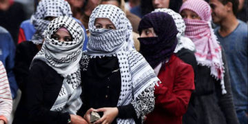Periódico canadiense elogia a madres palestinas que enviaron a sus hijos a misiones de Jihad