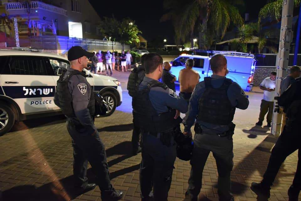Agentes de la policía de Israel buscan cohetes lanzados desde la Franja de Gaza que atacaron la ciudad de Sderot, al sur de Israel, el 8 de agosto de 2018. (Policía de Israel)