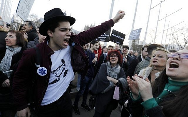 Los miembros de la comunidad judía realizan una protesta contra el líder opositor laborista británico Jeremy Corbyn y antisemitismo en el Partido Laborista, frente al Parlamento británico en el centro de Londres el 26 de marzo de 2018. (AFP PHOTO / Tolga AKMEN)