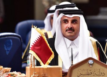 El emir jeque de Qatar, Tamim bin Hamad al-Thani, asiste a la cumbre del Consejo de Cooperación del Golfo (CCG) en el palacio Bayan en la ciudad de Kuwait el 5 de diciembre de 2017. (GIUSEPPE CACACE / AFP / Getty Images)