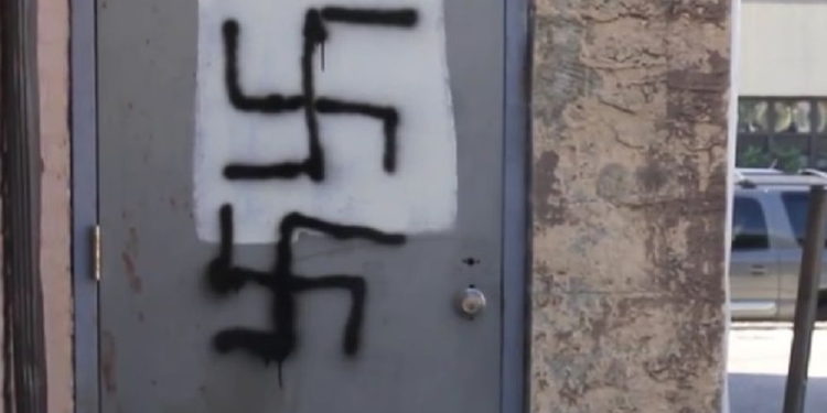 Sospechoso de haber realizado graffiti antisemita es arrestado por policías con herramienta eléctrica