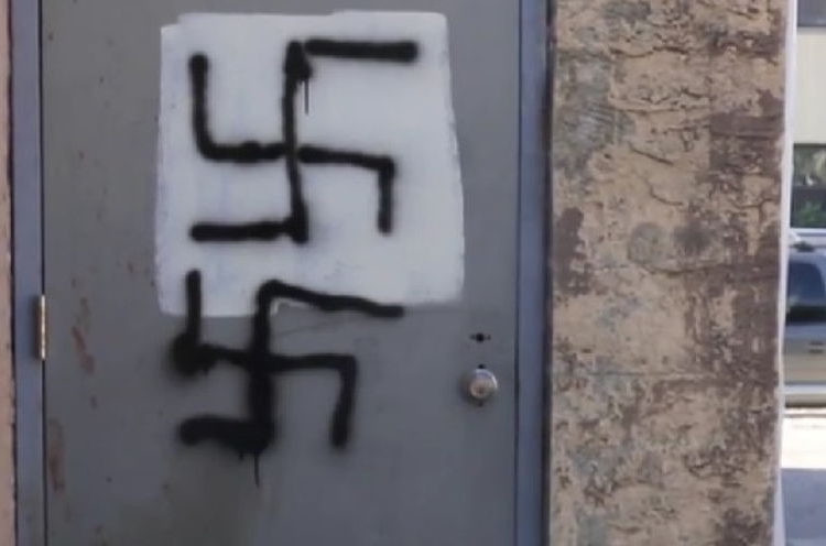 Sospechoso de haber realizado graffiti antisemita es arrestado por policías con herramienta eléctrica