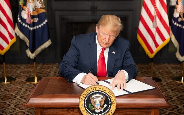 El presidente Donald J. Trump firma un EO sobre sanciones de Irán en la Sala Verde del Trump National Golf Club el lunes 6 de agosto de 2018 en Bedminster Township, Nueva Jersey. (Foto oficial de la Casa Blanca por Shealah Craighead)
