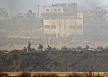 Palestinos arrojan bomba contra soldados de las FDI en Gaza
