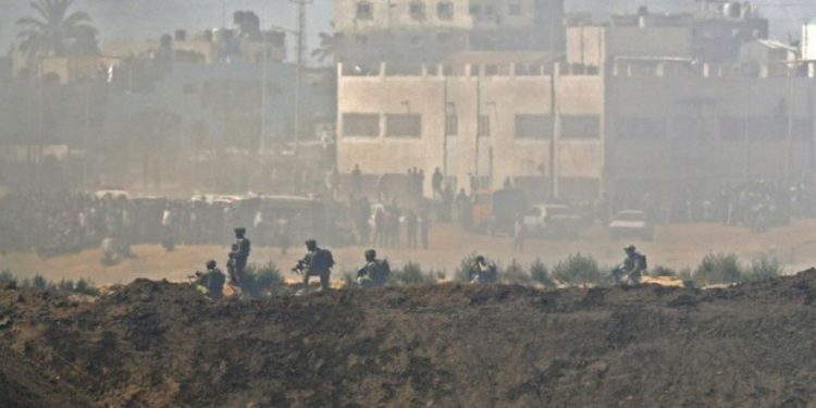 Palestinos arrojan bomba contra soldados de las FDI en Gaza