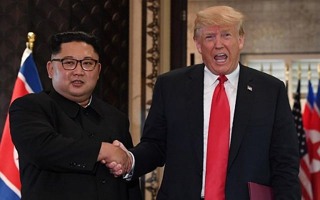 El presidente estadounidense Donald Trump (R) y el líder norcoreano Kim Jong Un se dan la mano tras una ceremonia de firma durante su histórica cumbre entre EE. UU. Y Corea del Norte en el Hotel Capella en la isla Sentosa en Singapur el 12 de junio de 2018. (AFP / Saul Loeb)