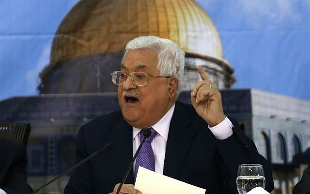 El presidente de la Autoridad Palestina, Mahmoud Abbas, habla durante una reunión con el Consejo Central Palestino en la ciudad cisjordana de Ramallah el 15 de agosto de 2018. (Abbas Momani / AFP)