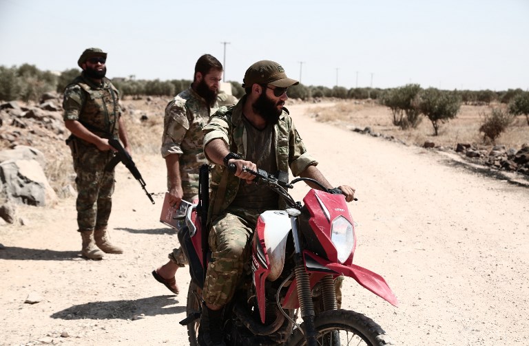 Los combatientes rebeldes sirios del recientemente formado "Frente de Liberación Nacional" refuerzan una posición en el frente cerca de la aldea de Abu Dali en el campo de la provincia de Idlib el 1 de septiembre de 2018, anticipándose a la inminente ofensiva de las fuerzas gubernamentales. (AFP PHOTO / Nazeer AL-KHATIB)