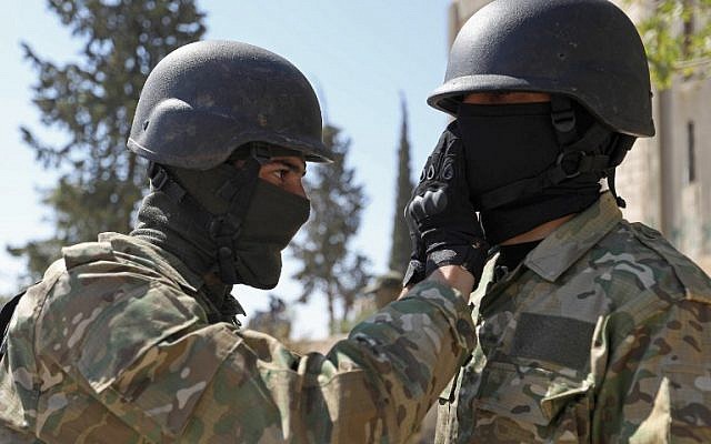 Los combatientes rebeldes sirios se preparan para una próxima ofensiva de las fuerzas gubernamentales, en el campo de la provincia septentrional de Idlib, controlada por los rebeldes, el 3 de septiembre de 2018. (AFP PHOTO / OMAR HAJ KADOUR)