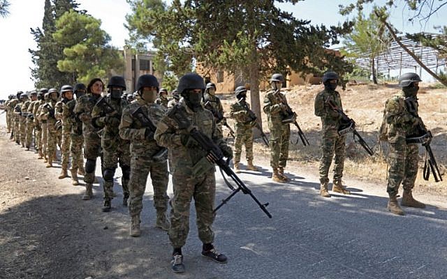 Los combatientes rebeldes sirios se preparan para una próxima ofensiva de las fuerzas gubernamentales, en el campo de la provincia norteña de Idlib, controlada por los rebeldes, el 3 de septiembre de 2018. (AFP / Omar Haj Kadour)