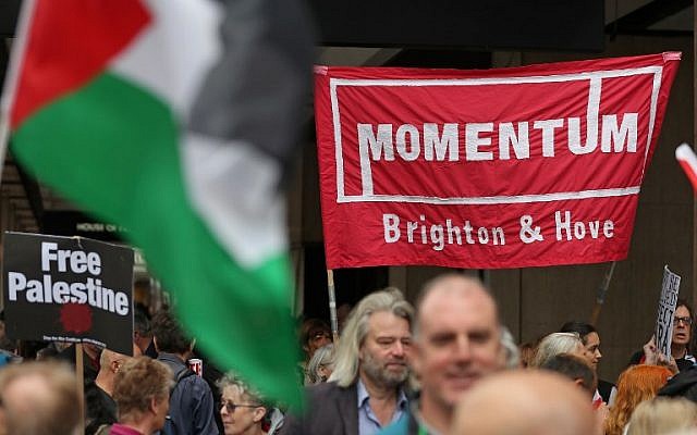 Los manifestantes sostienen pancartas mientras protestan frente a la sede del partido laborista de la oposición británica en el centro de Londres el 4 de septiembre de 2018. (AFP PHOTO / DANIEL LEAL-OLIVAS)