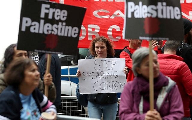 Los manifestantes sostienen pancartas mientras protestan frente a la sede del partido laborista de la oposición británica en el centro de Londres el 4 de septiembre de 2018. (AFP PHOTO / Daniel LEAL-OLIVAS)