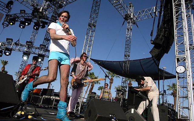 En esta foto tomada el 27 de abril de 2007, el músico Kevin Barnes, del grupo de rock Of Montreal, se presenta durante el Festival de Música de Coachella en el Empire Polo Field en Indio, California. (AFP / Getty Images of North America / Frazer Harrison)