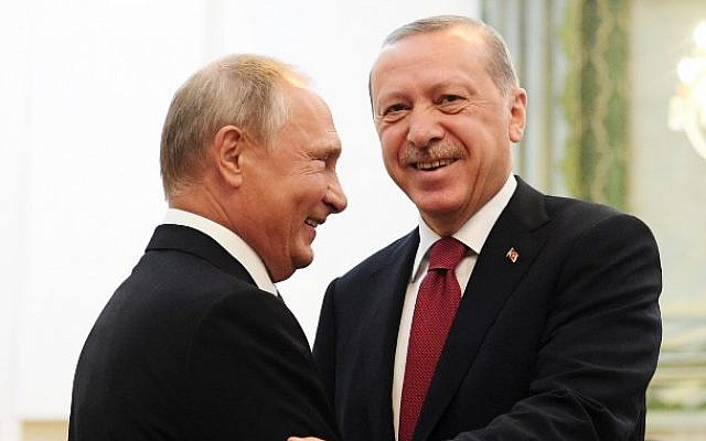 El presidente de Rusia, Vladimir Putin (izq.), Estrecha la mano de su homólogo turco, Recep Tayyip Erdogan, durante su reunión en Teherán el 7 de septiembre de 2018 (AFP / Pool / Kirill Kudryavtsev)