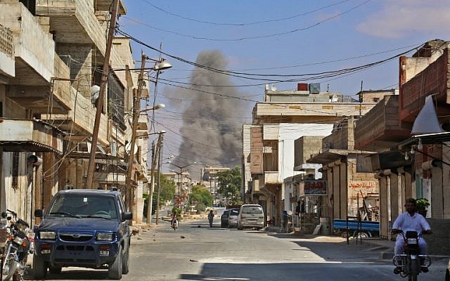 Esta fotografía tomada en Kafr Ain el 7 de septiembre de 2018 muestra que el humo sube mientras las fuerzas del gobierno apuntan a la ciudad, a 4 kilómetros al este de Khan Sheikhoun, en el campo meridional de la provincia de Idlib. (AFP Photo / Anas Al-Dyab)
