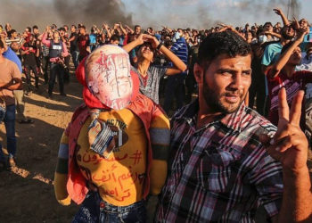 Palestinos de Gaza cuelgan y queman muñecos de Trump y Netanyahu en protestas fronterizas