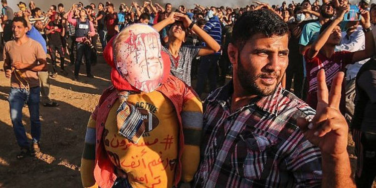 Palestinos de Gaza cuelgan y queman muñecos de Trump y Netanyahu en protestas fronterizas