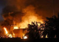 Manifestantes iraquíes incendian el consulado de Irán en la ciudad sureña de Basora