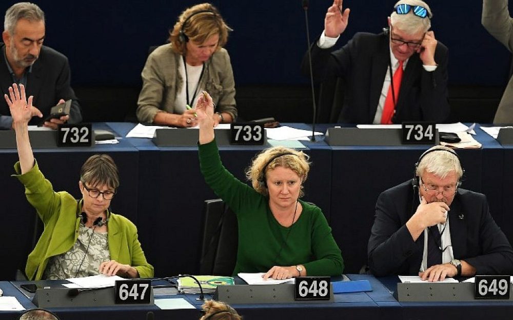 Miembro del Parlamento Europeo Judith Sargentini (C) vota sobre la situación en Hungría durante una sesión de votación en el Parlamento Europeo el 12 de septiembre de 2018 en Estrasburgo, al este de Francia. (AFP PHOTO / FREDERICK FLORIN)
