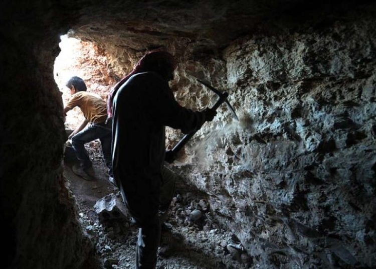 Un hombre usa un pico para cavar una cueva en la aldea siria de Kafr Ain, en el campo meridional de la provincia rebelde de Idlib, el 15 de septiembre de 2018. (AFP / OMAR HAJ KADOUR)