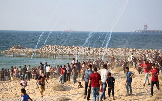 Se lanzaron gases lacrimógenos contra los palestinos de Gaza durante una protesta en la que se pedía que se levantara el bloqueo israelí sobre Gaza, en una playa de Beit Lahia, cerca de la frontera marítima con Israel, el 17 de septiembre de 2018. (AFP PHOTO / Said KHATIB)