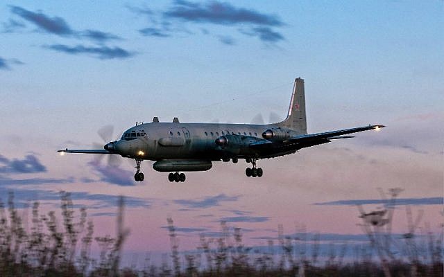 Una foto tomada el 23 de julio de 2006 muestra un avión ruso IL-20M (Ilyushin 20m) que aterriza en un lugar desconocido.  Rusia culpó a Israel el 18 de septiembre de 2018 por la pérdida de un avión militar IL-20M hacia el fuego sirio, que mató a los 15 militares a bordo, y amenazó con una respuesta. (AFP / Nikita Shchyukin)