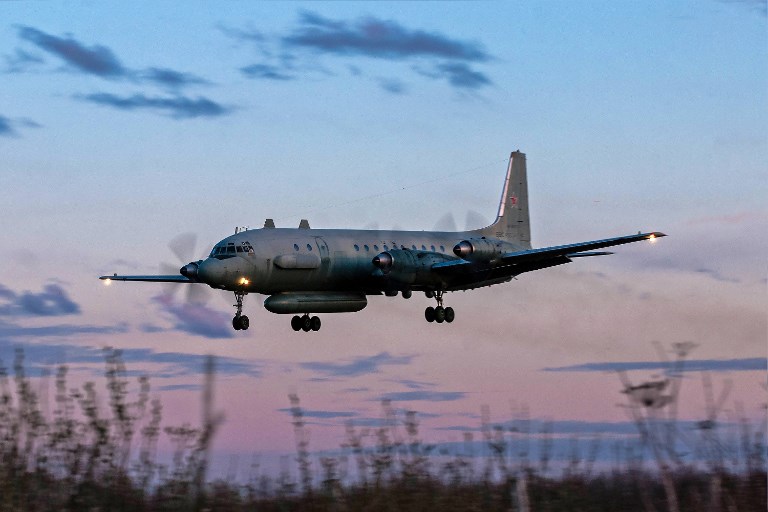 Una foto tomada el 23 de julio de 2006 muestra un avión ruso IL-20M (Ilyushin 20m) que aterriza en un lugar desconocido.  Rusia culpó a Israel el 18 de septiembre de 2018 por la pérdida de un avión militar IL-20M hacia el fuego sirio, que mató a los 15 militares a bordo, y amenazó con una respuesta. (AFP PHOTO / Nikita SHCHYUKIN)