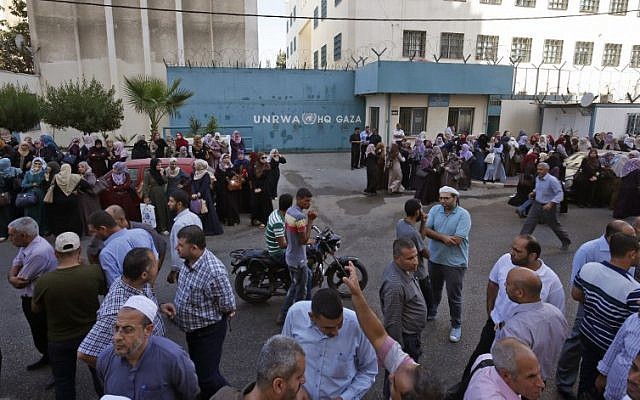 Empleados palestinos de la Agencia de Obras Públicas y Socorro de las Naciones Unidas (UNRWA) participan en una protesta contra el recorte de empleos por parte de la UNRWA, en la ciudad de Gaza, el 19 de septiembre de 2018. (AFP / Said Khatib)