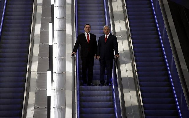 El primer ministro Benjamin Netanyahu (R) se encuentra en una escalera mecánica junto al ministro israelí de Transporte e Inteligencia, Israel Katz, mientras visitan el nuevo tren de alta velocidad entre Jerusalén y Tel Aviv, en la estación ferroviaria de Yitzhak Navon en Jerusalén el 20 de septiembre de 2018. ( AFP PHOTO / THOMAS COEX)