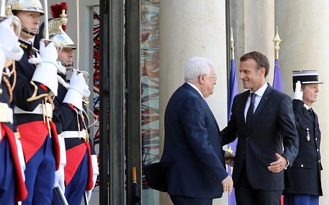 El presidente francés, Emmanuel Macron (2ndR), da la bienvenida al presidente de la Autoridad Palestina, Mahmoud Abbas, antes de su reunión en el Palacio del Elíseo, el 21 de septiembre de 2018 en París. (AFP / Ludovic Marin)
