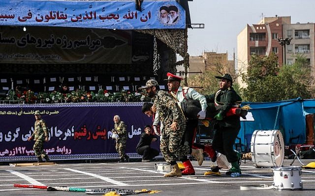 Esta imagen tomada el 22 de septiembre de 2018, en la ciudad iraní de Ahvaz, en el sudoeste de Irán, muestra soldados iraníes que se llevan a un colega herido en la escena de un ataque a un desfile militar que conmemoraba el aniversario del estallido de su devastadora guerra de 1980-1988 Iraq de Saddam Hussein. (AFP / ISNA / MORTEZA JABERIAN)