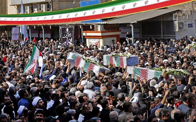 Miles de personas se reúnen en la ciudad iraní de Ahvaz, en el sudoeste de Irán, para el funeral de los fallecidos durante un ataque a un desfile militar en la ciudad, a unos 560 kilómetros al sur de Teherán, el 24 de septiembre de 2018. (AFP PHOTO / ATTA KENARE)