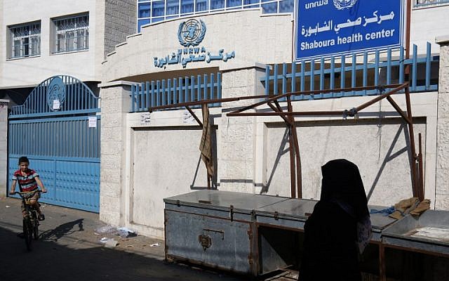 Una mujer palestina pasa frente a un centro de salud cerrado administrado por UNRWA durante una huelga de todas las instituciones de la UNRWA en Rafah en el sur de la Franja de Gaza el 24 de septiembre de 2018. (AFP / Said Khatib)