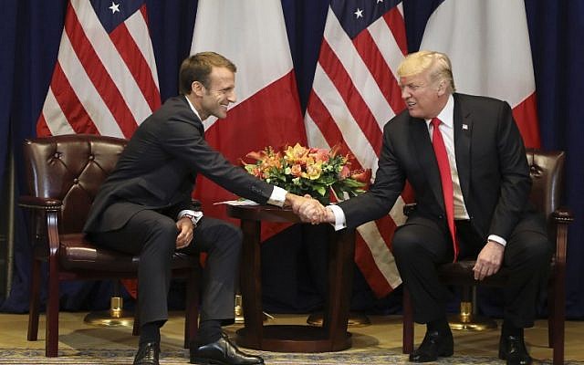 El presidente de Francia Emmanuel Macron, izquierda, se reúne con el presidente estadounidense Donald Trump al comienzo de una reunión bilateral antes de la reunión de la Asamblea General de la ONU en Nueva York, el 24 de septiembre de 2018. (Ludovic MARIN / AFP)