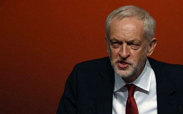 El líder del Partido Laborista de Gran Bretaña, Jeremy Corbyn, se dirige a los delegados en el último día de la conferencia del Partido Laborista en Liverpool, noroeste de Inglaterra, el 26 de septiembre de 2018. (AFP PHOTO / Paul ELLIS)