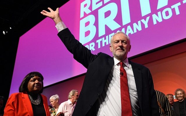 El líder del Partido Laborista de Gran Bretaña, Jeremy Corbyn, saluda a los delegados después de pronunciar su discurso de apertura en el último día de la conferencia del Partido Laborista en Liverpool, noroeste de Inglaterra, el 26 de septiembre de 2018. (AFP PHOTO / Oli SCARFF)