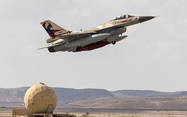 Una fuerza aérea israelí F-16C se quita durante el ejercicio aéreo de bandera azul en la base de la fuerza aérea de Ovda, al norte de la ciudad israelí de Eilat, el 8 de noviembre de 2017. (Jack Guez / AFP)