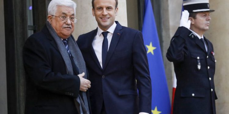Abbas se reunirá con Macron en París para discutir sobre reanudar las conversaciones de paz