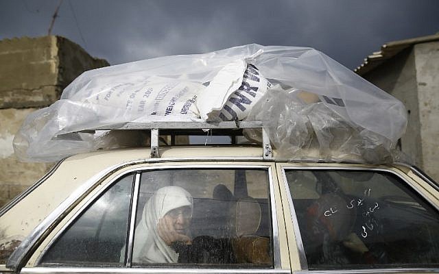 Una mujer palestina viaja en un automóvil después de recoger la ayuda proporcionada por la agencia de la ONU para los refugiados palestinos UNWRA, en la ciudad de Gaza el 17 de enero de 2018. (AFP PHOTO / MOHAMMED ABED)