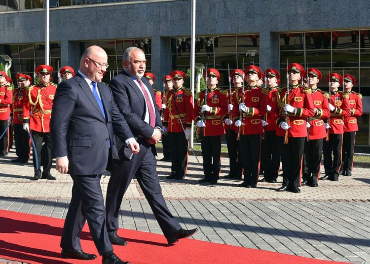 Liberman visita Georgia y firma acuerdos de cooperación en defensa