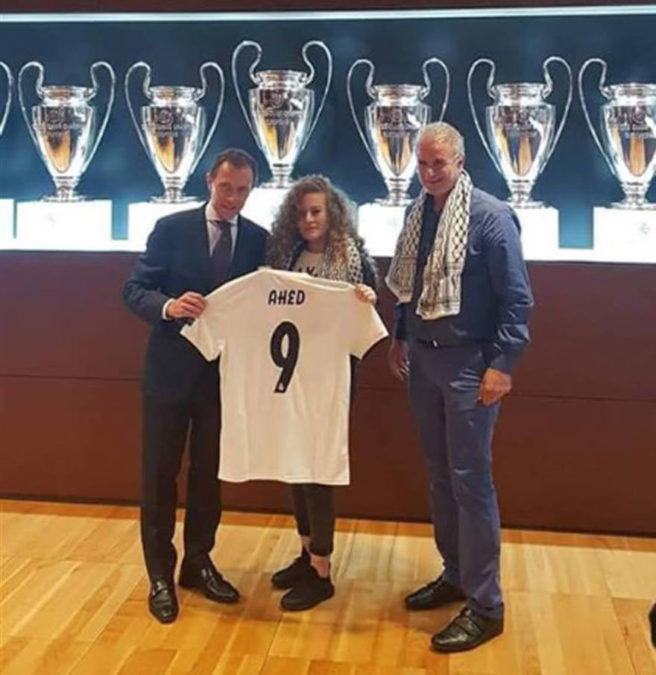 Ahed Tamimi es honrada por el club de fútbol español Real Madrid