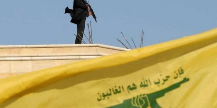 Un miembro de Hezbolá porta su arma en la parte superior de un edificio el 25 de mayo de 2016 .. (crédito de la foto: HASSAN ABDALLAH / REUTERS)
