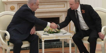 El primer ministro, Benjamin Netanyahu, estrechando lazos con el presidente ruso Vladimir Putin. (Crédito de la foto: AMOS BEN GERSHOM, GPO)