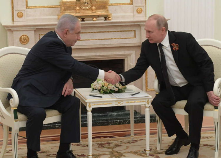 El primer ministro, Benjamin Netanyahu, estrechando lazos con el presidente ruso Vladimir Putin. (Crédito de la foto: AMOS BEN GERSHOM, GPO)