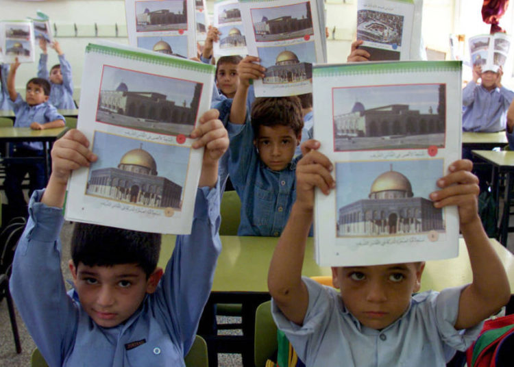 Reino Unido revisará fondos para escuelas palestinas cuyos libros incitan al odio contra Israel