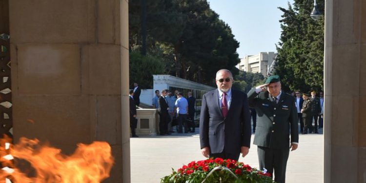 Liberman visita Azerbaiyán para estrechar lazos de seguridad